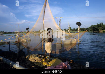 Bihar in Indien, Überflutung am Bagmati River ein Zweig der Ganges/Ganga Fluss wegen der schweren Monsunregen und schmelzen die Gletscher im Himalaya, Leute angeln auf temporäre Bambus Bau, Angeln net Stockfoto