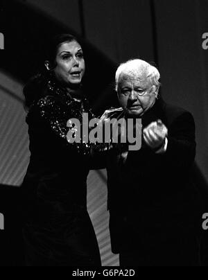 Der legendäre Hollywood Film Star lässt die ebenso legendäre Stepptänzerin Ann Miller kichern, als sie vor ihrer Royal Variety Performance bei Proben im Londoner Palladium in den Griff bekam. Stockfoto