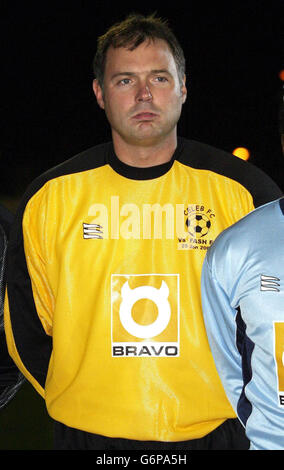 Der ehemalige TV-Moderator John Leslie ist Startorwart während des Fash FC Celebrity Big Match Live 2004 auf dem Hendon Football Ground in Noth London. Bei dem Fußballspiel tritt das Team des ehemaligen Fußballers John Fashanu gegen ein Team von Prominenten an, das Barnados und Cancer Research UK unterstützt. Stockfoto