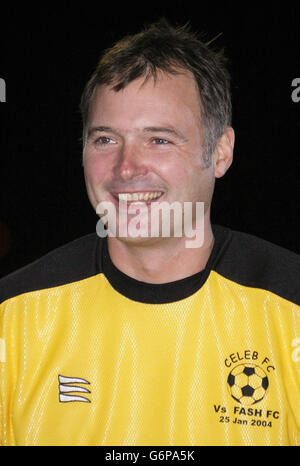 Der ehemalige TV-Moderator John Leslie ist Startorwart während des Fash FC Celebrity Big Match Live 2004 auf dem Hendon Football Ground in Noth London. Bei dem Fußballspiel tritt das Team des ehemaligen Fußballers John Fashanu gegen ein Team von Prominenten an, das Barnados und Cancer Research UK unterstützt. Stockfoto