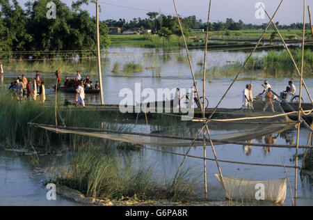 Indien Bihar, untertauchen am Bagmati Fluss eine Filiale des Ganges durch schwere Monsun regnet und Abschmelzen der Himalaya-Gletscher, transport per Boot Stockfoto