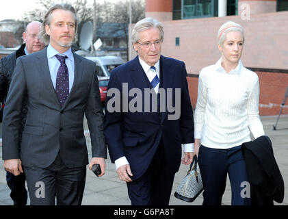 Der Coronation Street Star William Roache kommt mit dem Sohn Linus (links) und der Tochter Verity am Preston Crown Court an, wo er 15 in Ost-Lancashire zwei Anklagepunkte der Vergewaltigung eines 1967-jährigen Mädchens gegenübersteht. Und fünf unanständige Übergriffe auf vier Mädchen im Alter zwischen 11 oder 12 und 16 Jahren in der Region Manchester in den Jahren 1965 und 1968. Stockfoto