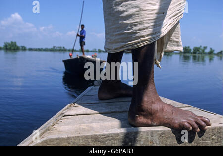 Indien Bihar, untertauchen am Bagmati Fluss eine Filiale des Ganges durch schwere Monsun regnet und Abschmelzen der Himalaya-Gletscher, transport per Boot Stockfoto