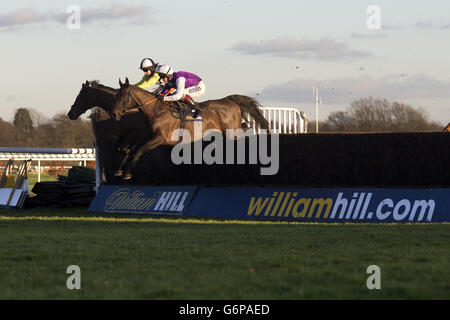 Jockey Richard Johnson auf Planet of Sound (rechts) und Tom Scudamore auf Buddy Bolero während der William Hill - Bet Unterwegs Handicap Chase Stockfoto