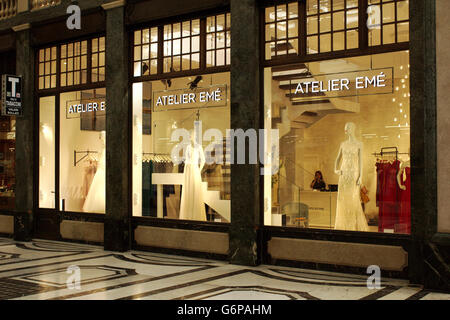 Atelier Emé Frauen Luxus High Fashion Schaufenster in Turin Fashion Avenue, Galleria San Federico