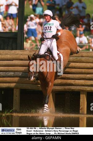 23-JUL-96 ... Atlanta Olympische Spiele ... Dreitägige Veranstaltung - Endurance - Großbritanniens Gary Parsonage auf Magic Rogue am Wassersprung Stockfoto