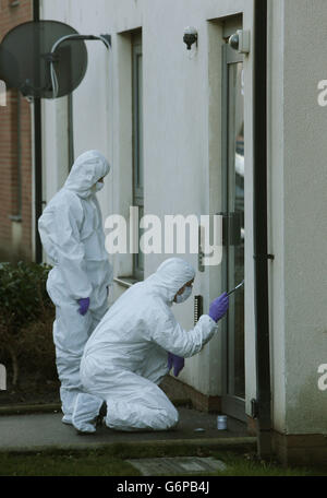 Polizeiforensische Beamte arbeiten an einer Eingangstür zu Wohnblocks in Ferry Gait Crescent, Edinburgh, da der dreijährige Mikaeel Kular aus seinem Haus verschwunden ist. Stockfoto