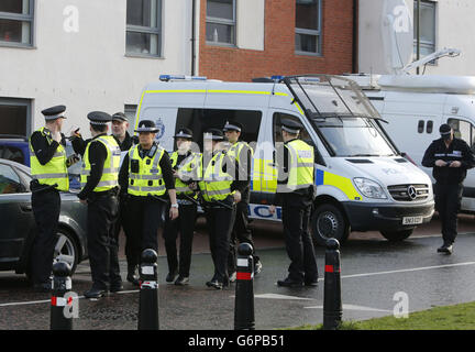 Polizeibeamte in Ferry Gait Crescent, Edinburgh, wo der dreijährige Mikaeel Kular aus seinem Haus verschwunden ist. Stockfoto