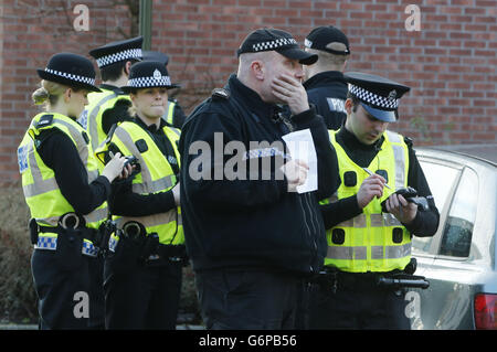 Polizeibeamte in Ferry Gait Crescent, Edinburgh, wo der dreijährige Mikaeel Kular aus seinem Haus verschwunden ist. Stockfoto