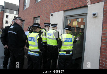 Polizeibeamte in Ferry Gait Crescent, Edinburgh, wo der dreijährige Mikaeel Kular aus seinem Haus verschwunden ist. Stockfoto