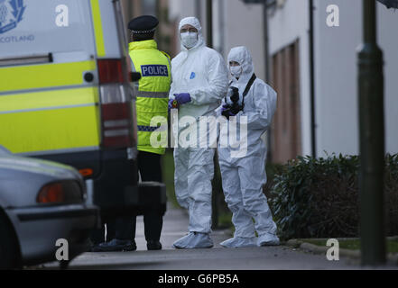 Forensische Polizeibeamte in Ferry Gait Crescent, Edinburgh, wo der dreijährige Mikaeel Kular aus seinem Haus vermisst wurde. Stockfoto