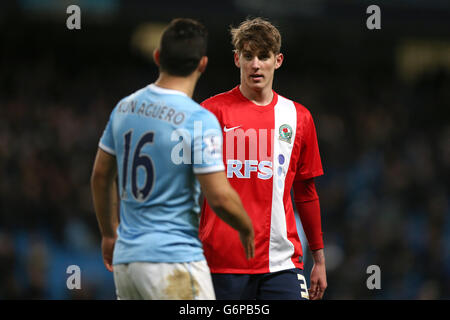 Connor Mahoney von Blackburn Rovers (rechts) spricht mit Sergio Aguero von Manchester City Stockfoto