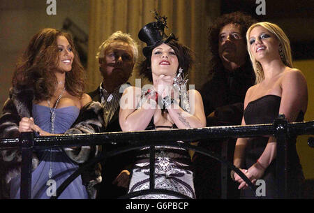 (Von links nach rechts) die Sänger Beyonce Knowles, Pink und Britney Spears während der globalen Premiere von Pepsi Gladiator TV Commercial in der National Gallery am Trafalgar Square im Zentrum von London. Hinter ihnen sind die Queen-Mitglieder Brian May (rechts) und Roger Taylor. Die Anzeige - die die drei Pop-Diven Stars - sendet zum ersten Mal auf MTV UK und Irland während der Übertragung der Osbournes. Stockfoto