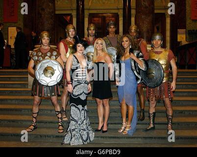 (Von links nach rechts) die Sänger Beyonce Knowles, Pink und Britney Spears während der globalen Premiere von Pepsi Gladiator TV Commercial in der National Gallery am Trafalgar Square im Zentrum von London. Die Anzeige - die die drei Pop-Diven hervorbringen - sendet zum ersten Mal auf MTV UK und Irland während der Übertragung der Osbournes. Stockfoto