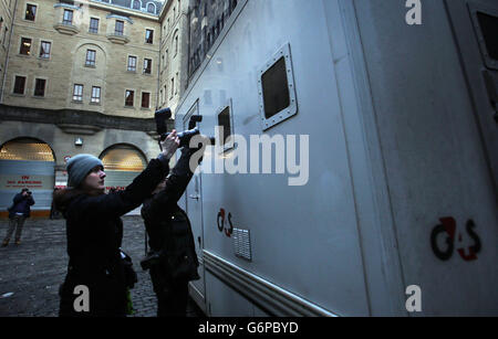 Mitglieder der Medien fotografieren einen Gefängniswagen, der am Edinburgh Sheriff Court ankommt, da Rosdeep Kular, Mutter des dreijährigen Mikaeel Kular, heute voraussichtlich vor dem Gericht erscheinen wird. Stockfoto