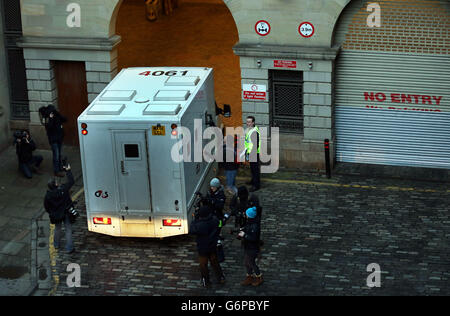 Mitglieder der Medien fotografieren einen Gefängniswagen, der am Edinburgh Sheriff Court ankommt, da Rosdeep Kular, Mutter des dreijährigen Mikaeel Kular, heute voraussichtlich vor dem Gericht erscheinen wird. Stockfoto