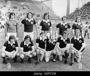 Die schottische Mannschaft vor dem Gruppe-2-Weltcup-Spiel gegen Zaire im Westfalenstadion in Dortmund. (Hintere Reihe, l-r) David Harvey, Jim Holton, Joe Jordan, Danny McGrain und John Blackley. (Erste Reihe, l-r) Kenny Dalglish, Sandy Jardine, Peter Lorimer, Billy Bremer, David Hay und Denis Law. Stockfoto