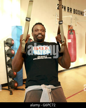 Schwergewichtboxer Dereck Chisora mit Mitgliedern des 2. Bataillons Princess of Wales Regiment während des Trainings in der Royal Artillery Barracks, London. Stockfoto