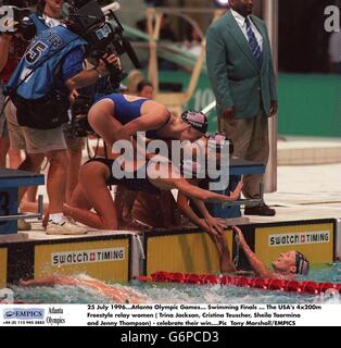 25. Juli 1996. Olympische Spiele In Atlanta. Schwimmen Finals ... Die USA's 4x200m Freestyle Staffelfrauen (Trina Jackson, Cristina Teuscher, Sheila Taormina und Jenny Thompson) feiern ihren Sieg Stockfoto