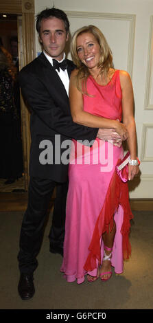 Emma Thompson und ihr Mann Greg Wise nehmen an den Evening Standard Film Awards 2004 im Savoy Hotel im Zentrum von London Teil. Emma trägt ein Kleid von Maria Grachvogel. Stockfoto