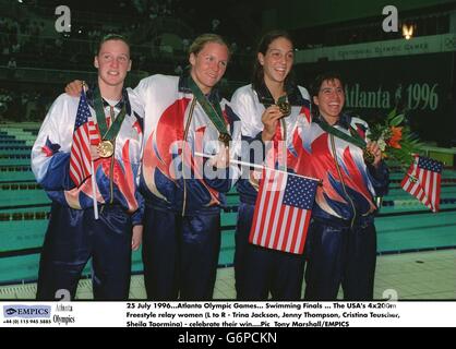 25. Juli 1996. Die Olympischen Spiele In Atlanta. Schwimmen Im Finale. Die Frauen der Freestyle-Staffel der USA (L zu R - Trina Jackson, Jenny Thompson, Cristina Teuscher, Sheila Taormina) feiern ihren Sieg Stockfoto