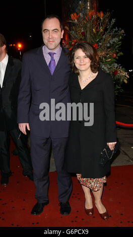 Der Schauspieler James Nesbitt und seine Frau Sonia kommen zu den TV Moments Awards 2003, die im BBC Television Centre, London, stattfinden. Stockfoto