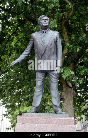 Statue von Aneurin Bevan (von Robert Thomas), Gründer des National Health Service in Cardiff, Wales. Stockfoto