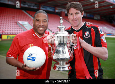 Die ehemaligen englischen Fußballspieler John Barnes (links) und Darren Anderton (rechts) halten den FA Cup ab, während sie die Beko Keepy-Uppy Challenge beim A.F.C. starten Der Fußballverein Bournemouth in Bournemouth, Dorset, als Beko &ETH; Official Home Appliance Partner des FA Cup &ETH; ermutigt Gemeinden in ganz Großbritannien, aktiv zu werden. Stockfoto