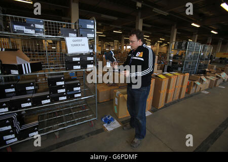 Olympische Winterspiele - Team GB Kitting Session - Tag drei - adidas Center. Stuart Scott, DHL Event- und Sponsoring-Manager, hilft beim Packen des Olympischen Winterkits im adidas Center, Stockport. Stockfoto