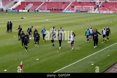 Fußball - Sky Bet Championship - Middlesbrough / Charlton Athletic - The Riverside Stadium. Allgemeine Ansicht, während sich die Spieler von Charlton Athletic im Riverside Stadium aufwärmen Stockfoto