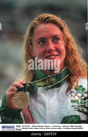 Atlanta Olympische Spiele ..... Schwimmen. Atlanta Olympische Spiele ... Schwimmen ... Frauen 200m Schmetterling ... Michelle Smith, Irland, zeigt ihre Bronzemedaille Stockfoto