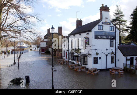 Der Plough Inn in überschwemmten Gewässern durch den Fluss Severn verursacht, die seine Ufer bei Upton upon Severn, Worcestershire platzt hat. Stockfoto