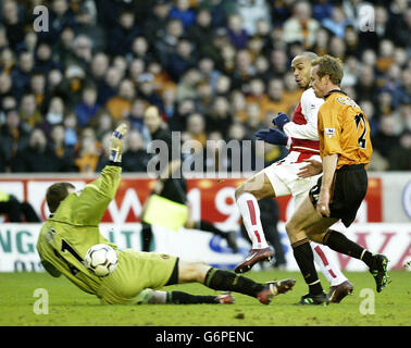 Arsenals Thierry Henry (zweiter rechts) erzielt das zweite Tor vor dem Torwart von Wolverhampton Wanderers Paul Jones (links), während Verteidiger Jody Craddock während des Spiels der Barclaycard Premiership auf Molineux anschaut. Stockfoto