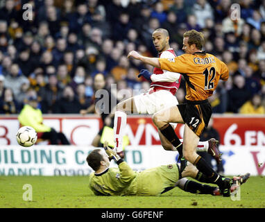 Arsenals Thierry Henry (zweiter rechts) erzielt das zweite Tor vor dem Torwart von Wolverhampton Wanderers Paul Jones (links), während Verteidiger Jody Craddock während des Spiels der Barclaycard Premiership auf Molineux anschaut. Stockfoto