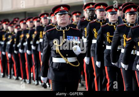 Mitglieder des 1. Regiments Royal Horse Artillery auf Parade in Doncaster nach der Rückkehr nach Hause aus Aufgaben in Afghanistan. Stockfoto