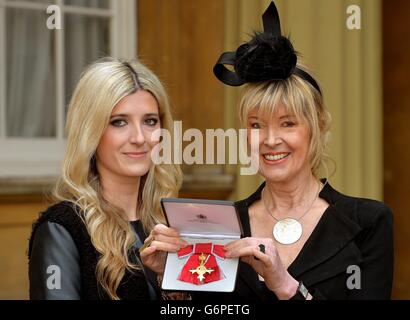 TV-Nachrichtenmoderatorin Julia Somerville steht mit ihrer Tochter Rachael , während sie ihre OBE, die ihr der Prinz von Wales während einer Investiturfeier im Buckingham Palace, London, überreicht hat, hält. Stockfoto