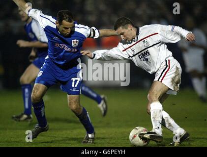 Chris Murphy (rechts) von Telford United und Kevin Muscat, Verteidiger von Millwall, in Aktion während des Spiels der 4. Runde des FA Cup in Buck's Head, Telford. KEINE INOFFIZIELLE CLUB-WEBSITE. Stockfoto