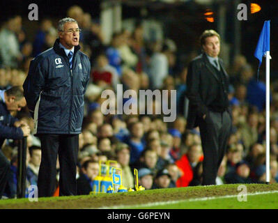 Chelsea FC-Manager Claudio Ranieri (links) und Portsmouth FC-Manager Harry Redknapp während des Barclaycard Premiership-Spiels im Fratton Park, Portsmouth. Stockfoto