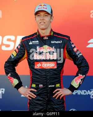 Der neue Toro Rosso-Fahrer Daniil Kvyat beim Start des Formel-1-Autos Toro Rosso STR-9 auf dem Circuito de Jerez, Jerez, Spanien. DRÜCKEN SIE VERBANDSFOTO. Bilddatum: Montag, 27. Januar 2014. Bildnachweis sollte lauten: Martin Rickett/PA Wire. Stockfoto