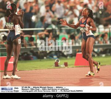 27-JUL-96, Atlanta Olympic Games, Leichtathletik, Frauen 100 m Finale, USA's Gail Devers (r) feiert Gold mit Gwen Torrence, USA (l) Stockfoto