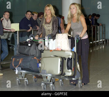 Alex Best (links) und ihre Schwester Jo kommen aus Australien am Flughafen Heathrow in London an. Stockfoto