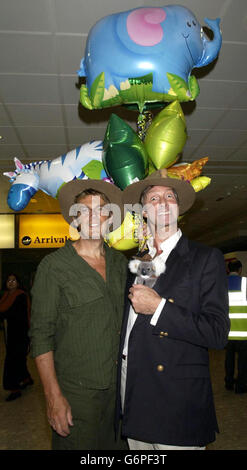 'Ich bin ein Promi...holt mich hier raus' die Teilnehmer Lord Brocket (rechts) und Mike Read kommen aus Australien am Flughafen Heathrow in London an. Stockfoto