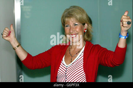 Die Teilnehmerin Jennie Bond kommt aus Australien am Flughafen Heathrow in London an. Stockfoto