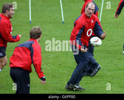 England Kapitän Lawrence Dallaglio in Aktion während einer Trainingseinheit im Pennyhill Park Hotel, Surrey, während das Team für ihren RBS Six Nations Opener gegen Italien am Sonntag vorbereitet. Stockfoto