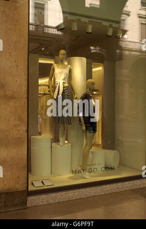 Frauen-Luxus-High-Fashion und Accessoires, die Schaufenster in Turin Fashion Avenue, Via Lagrange Stockfoto