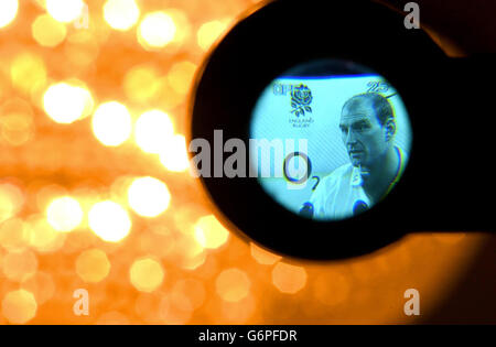 England Kapitän Lawrence Dalaglio spricht mit den Medien während einer Pressekonferenz im Pennyhill Park Hotel, Surrey. Stockfoto