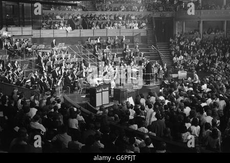 Dirigent Malcolm Arnold leitet die Probe von Deep Purples 'Concerto for Group and Orchestra', komponiert vom Organisten der Gruppe, Jon Lord. Das Stück wird von der Gruppe für diese Zeit zusammen mit dem Royal Philharmonic Orchestra unter der Leitung von Herrn Arnold in der Royal Albert Hall in Aid of Task Force aufgeführt. Stockfoto