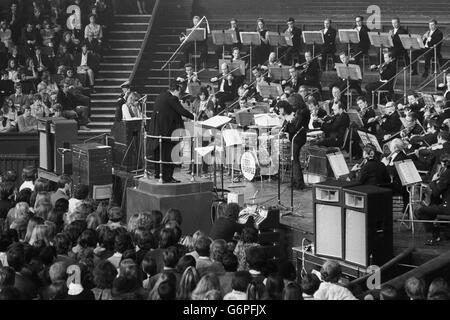 Dirigent Malcolm Arnold leitet die Probe von Deep Purples 'Concerto for Group and Orchestra', komponiert vom Organisten der Gruppe, Jon Lord. Das Stück wird von der Gruppe für diese Zeit zusammen mit dem Royal Philharmonic Orchestra unter der Leitung von Herrn Arnold in der Royal Albert Hall in Aid of Task Force aufgeführt. Stockfoto