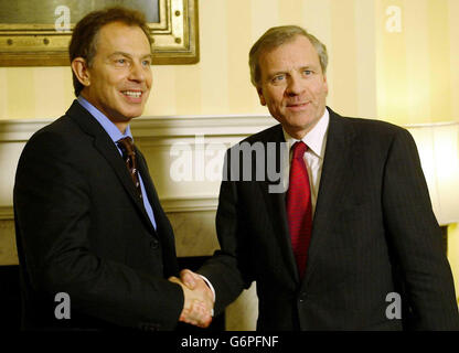 Der britische Premierminister Tony Blair (L) schüttelt sich bei einem Treffen in der Downing Street, London, die Hände mit dem neuen NATO-Generalsekretär Jaap de Hoop Scheffer. Stockfoto