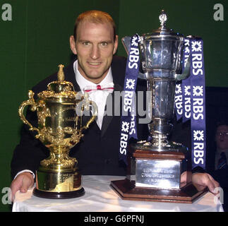 Der englische Kapitän Lawrence Dallaglio mit der Webb Ellis Trophäe (L) und der RBS 6 Nations Trophäe beim Dorian West Testimonial im Royal Lancaster Hotel, London. Die 2004 RBS 6 Nations beginnen an diesem Wochenende. Stockfoto